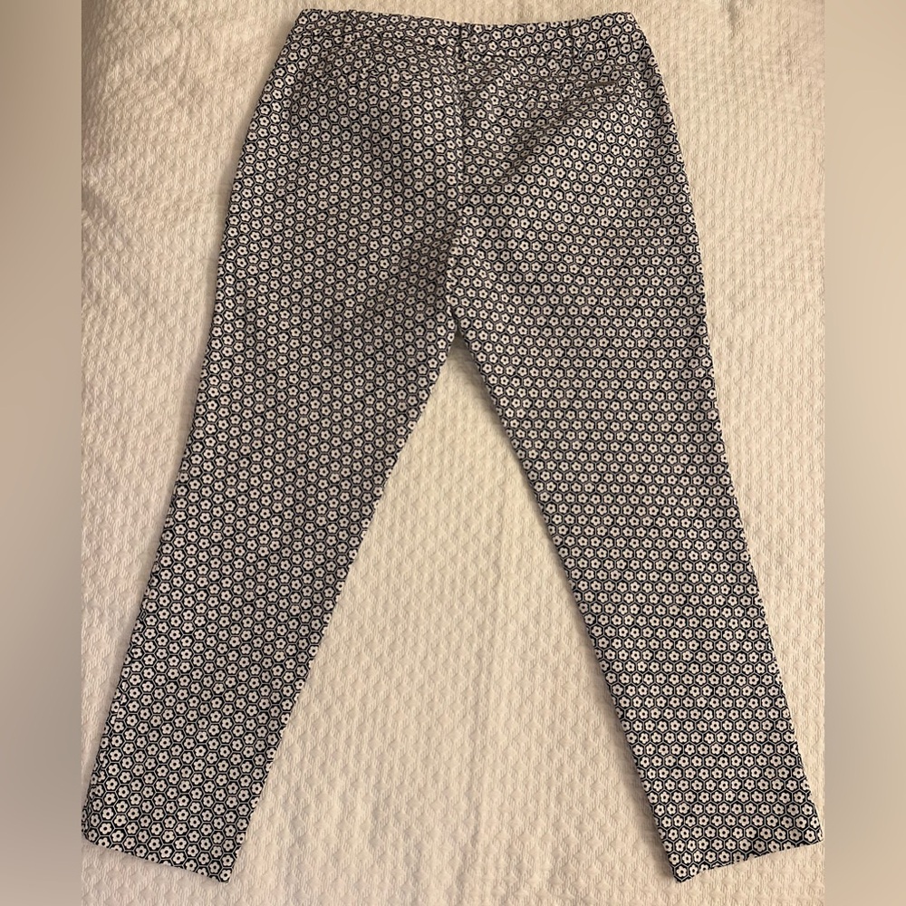 NWOT MICHAEL Michael Kors Black/White Daisy Print Cotton Stretch Pants. Size 10. - Picture 4 of 13